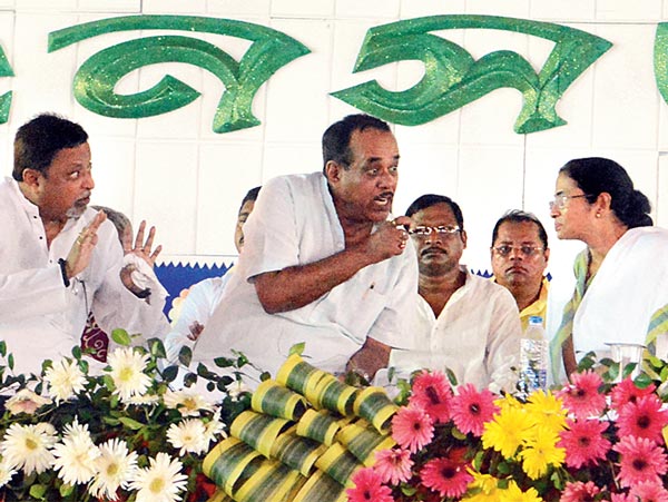 Mamata Banerjee inhibits 23 district magistrates to attain Narendra Modi's meeting