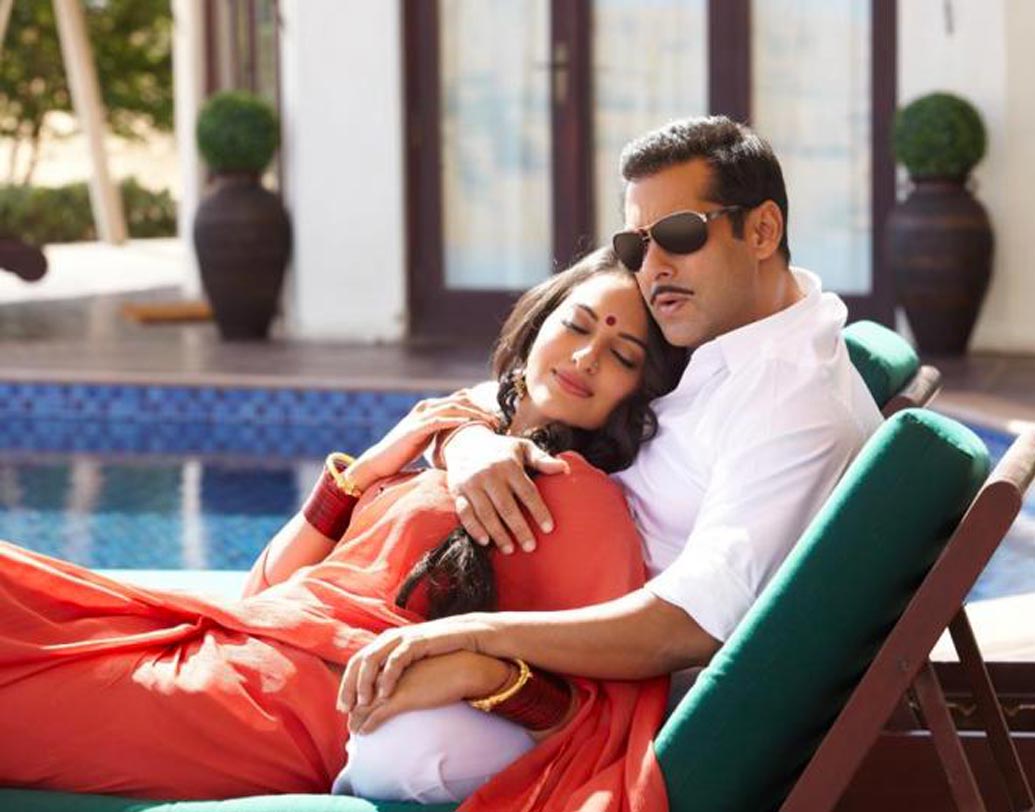 সলমনের প্রথম ছবি করার বছরে তাঁর ‘দবং’ নায়িকা সোনাক্ষী সিন্‌হাও মাত্র এক বছরের বাচ্চা ছিলেন।