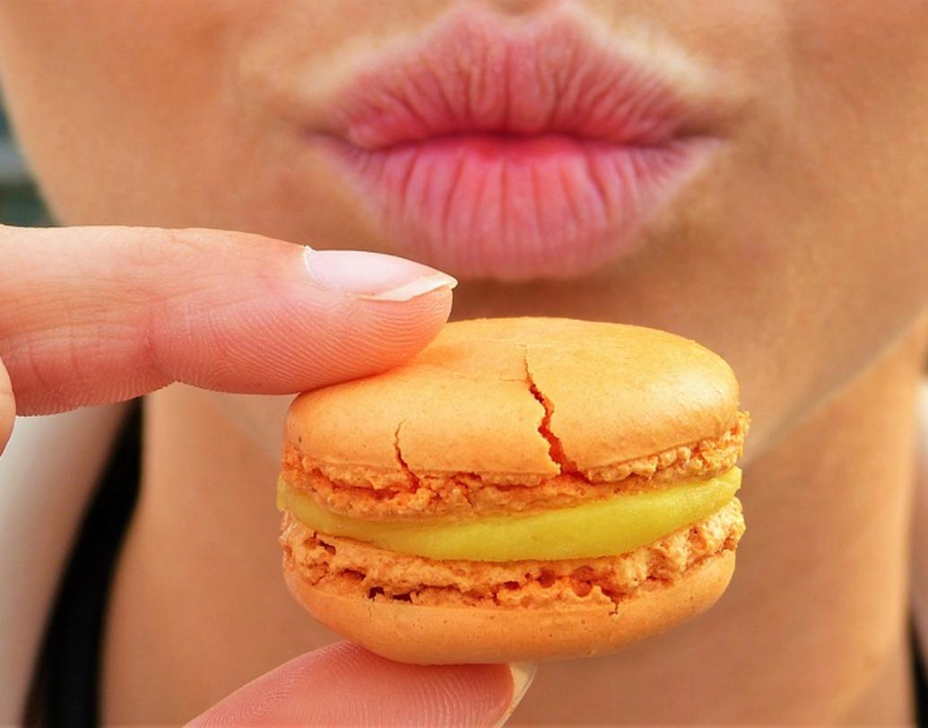 প্রসেসড ফুড বা প্রিজারভেটিভযুক্ত খাবারে অ্যাডেড সুগার থাকে। এই অ্যাডেড সুগার খুব তাড়াতাড়ি দাঁতের ক্ষয় করে।