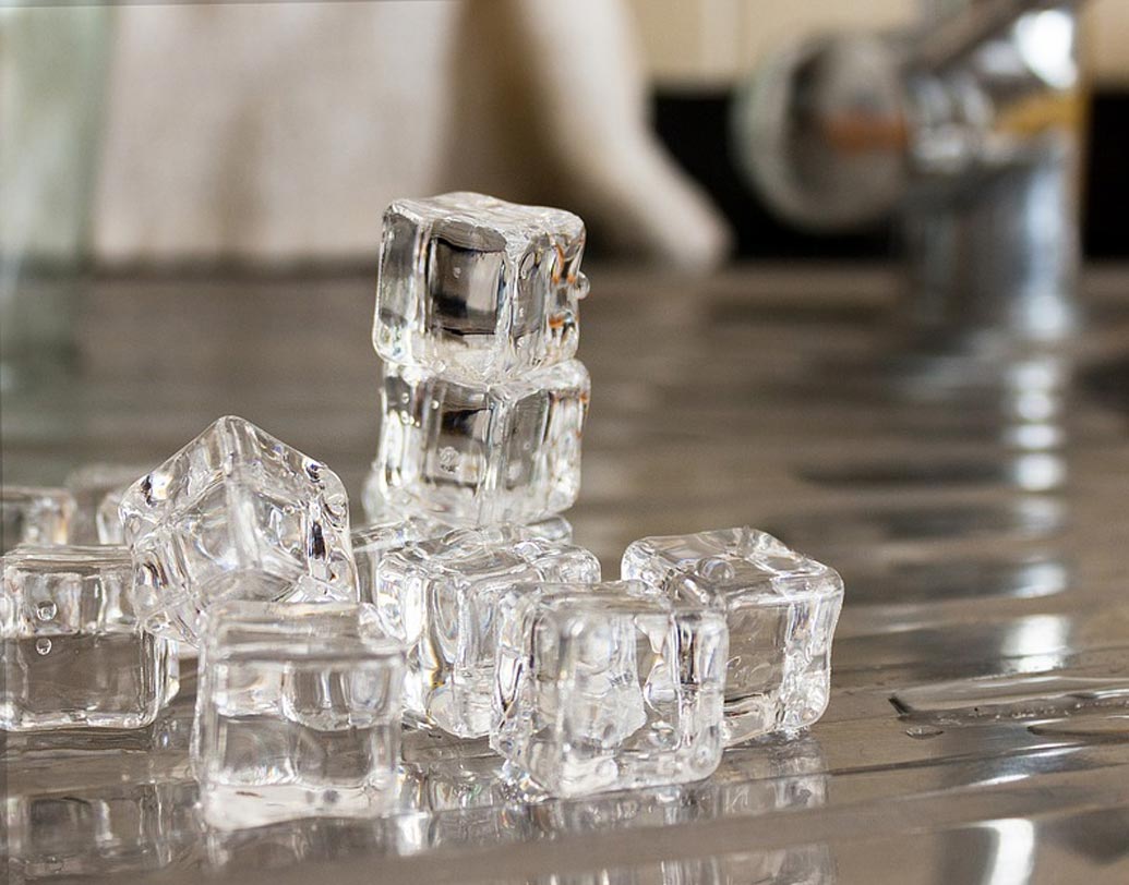 খুব ঠান্ডা: খুব গরম খাবার খেলে যেন তা দাঁতের ক্ষয় করতে পারে, তেমনই অতিরিক্ত ঠান্ডা খাবার থেকে শিরশিরানিও দাঁতের ক্ষতি করে। তাই খুব গরম খাবার যেমন এড়িয়ে চলবেন, খুব ঠান্ডা খাবারও এড়িয়ে চলুন।