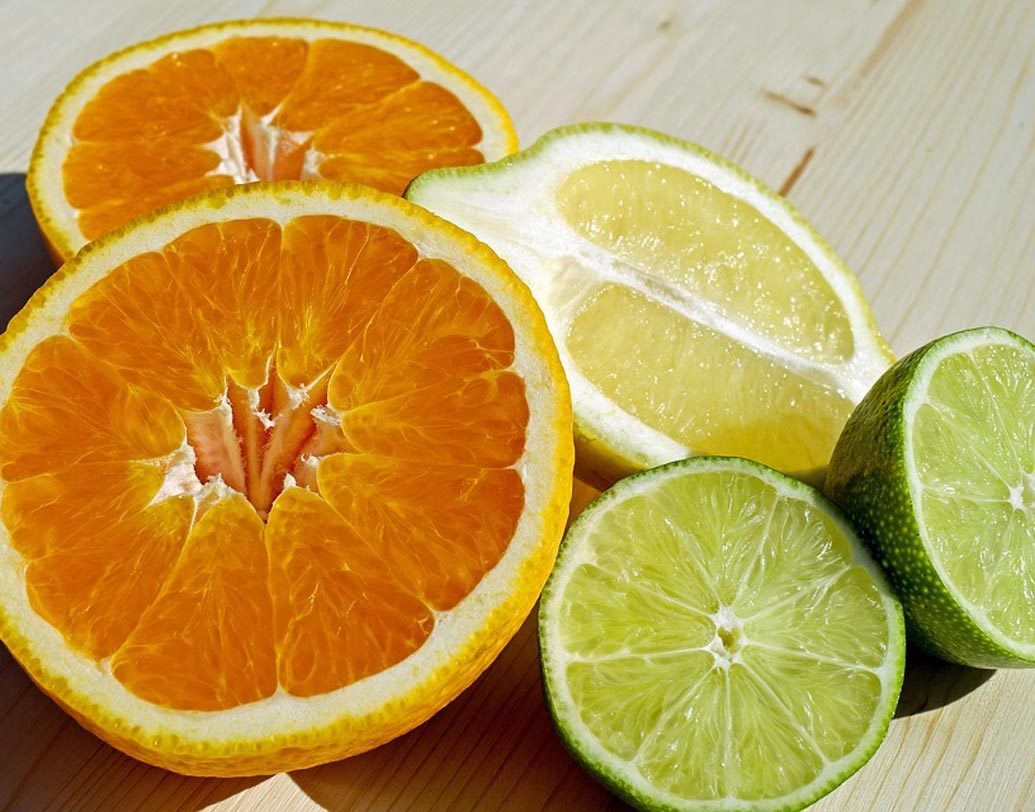 প্রসেসড ফুড, প্রিজারভেটিভ, গরম খাবার যেমন দাঁতের ক্ষতি করে তেমনই দাঁত ও মাড়ির স্বাস্থ্য ভাল রাখতে সবচেয়ে উপকারি ভিটামিন সি যুক্ত খাবার। লেবু, বেল পেপার, কাঁচা লঙ্কা, পেয়ারা যত বেশি সম্ভব খান।