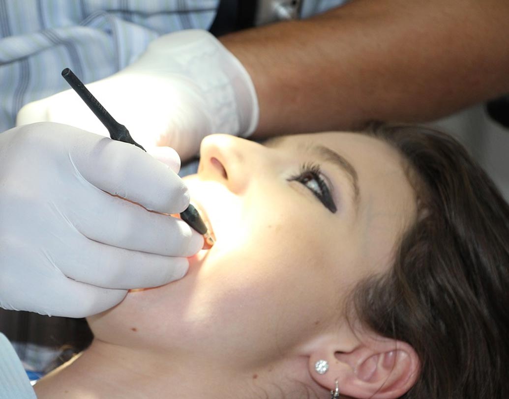 শুধু খাওয়া-দাওয়ার অভ্যাস বদলালেই চলবে না, দাঁত সুস্থ রাখার জন্য সবচেয়ে গুরুত্বপূর্ণ যে কোনও কিছু খাওয়ার পর ভাল করে মুখ ধোওয়া এবং নিয়মিত ওরাল হাইজিন মেনে চলা।