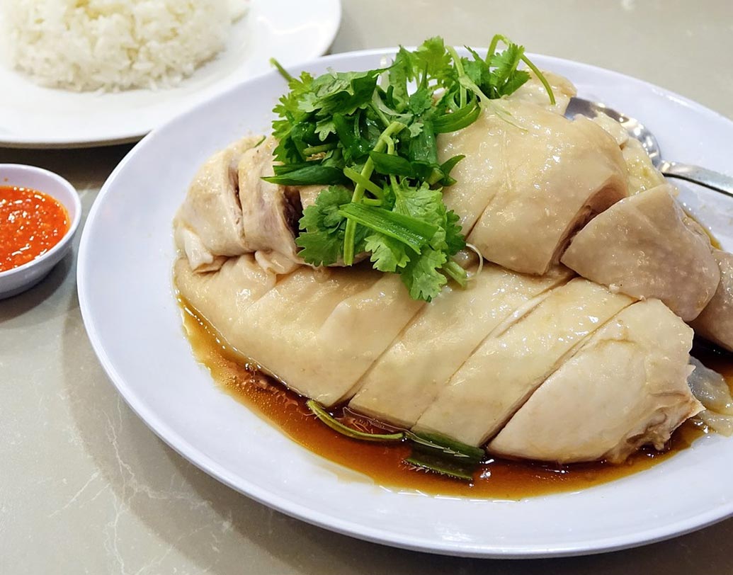 চিকেন: সহজপাচ্য এবং পুষ্টিকর খাবার হিসেবে প্রেগন্যান্সিতে চিকেনের কোনও তুলনা নেই। চিকেন ভিটামিন বি৩-র উত্কৃষ্ট উত্স।