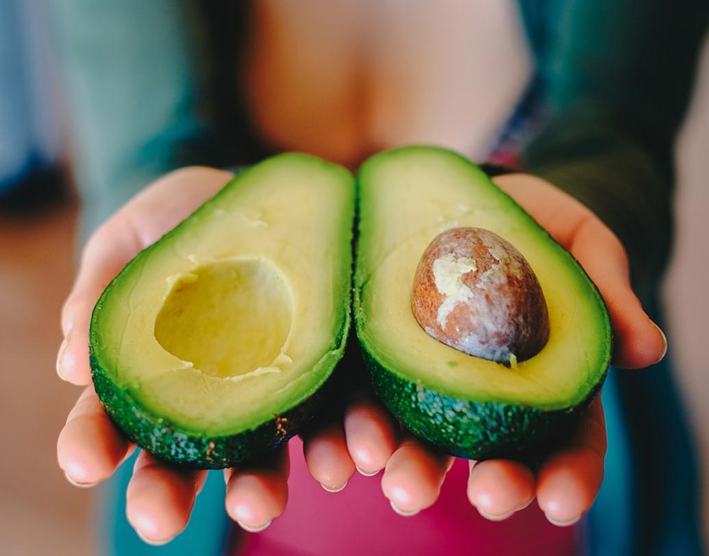 অ্যাভোকাডো: অ্যাভোকাডোকে সুপারফুড বলে থাকেন নিউট্রিশনিস্টরা। অন্যান্য পুষ্টিগুণের পাশাপাশি অ্যাভোকাডোতে রয়েছে ভিটামিন বি৩।