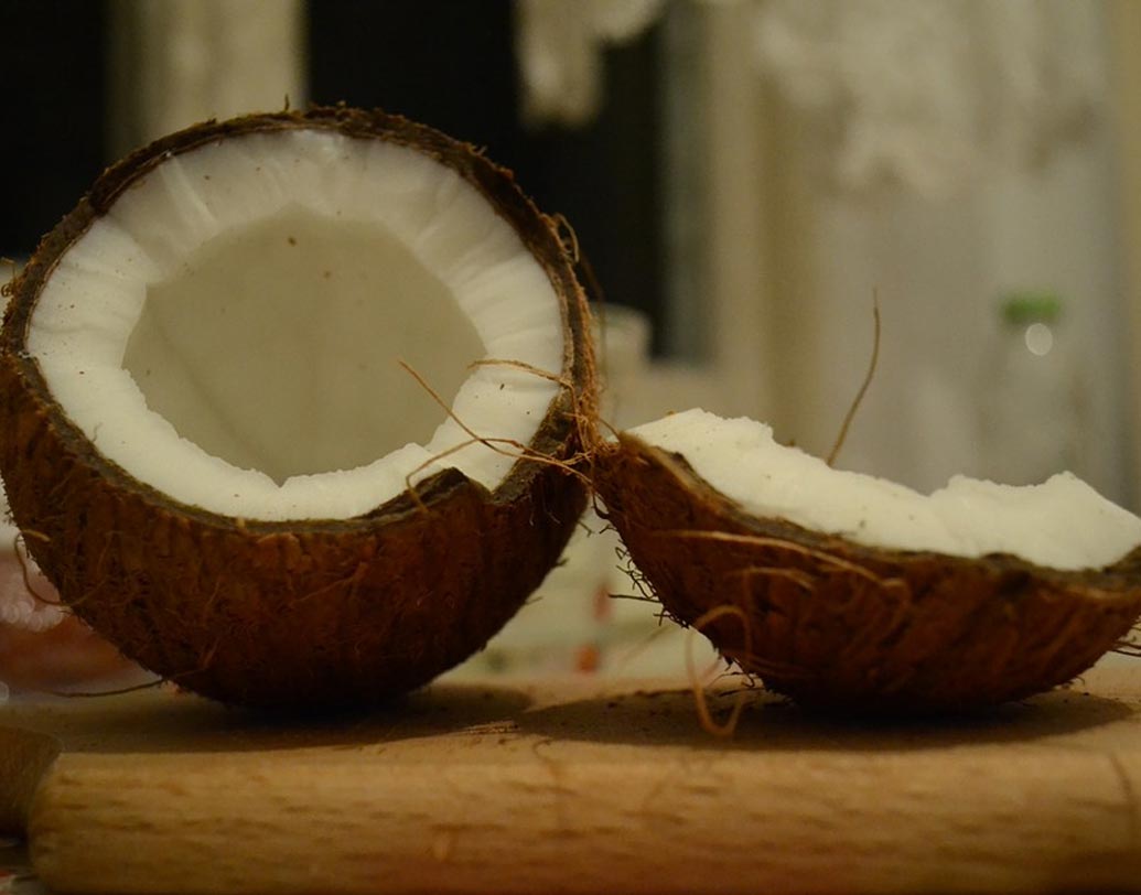 হিন্দু পুরাণে রয়েছে জন্মাষ্টমীর দিন একটি ঝুনো নারকেল ও ১১টি বাদাম সহযোগে কৃষ্ণের অভিষেক করলে সব কাজ বাধামুক্ত হয়।