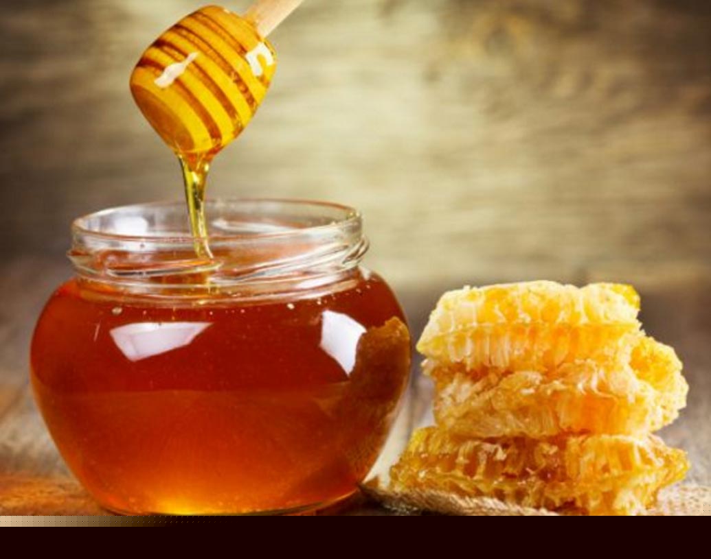 মধু: মধুতে উচ্চমাত্রায় ফ্রুকটোজ রয়েছে। এক চা চামচ মধুতে ২২ ক্যালোরি শক্তি পাওয়া যায়, যেখানে এক চা চামচ চিনি থেকে পাওয়া যায় ১৬ ক্যালোরি।