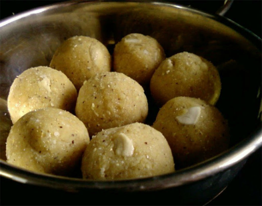 নাড়ু:  এমনিতে কৃষ্ণকে নাড়ুগোপাল বলে ডাকা হয়। তাই জন্মদিনে নাড়ু অবশ্যই রাখতে হবে প্রসাদে হিসেবে।