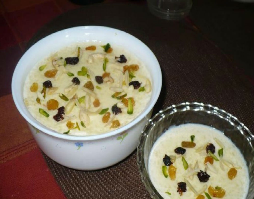 ক্ষীর: ননীর পাশাপাশি গোপালের ক্ষীর খাওয়ার কথা শোনা যায়৷ তাই তাঁর  জন্মদিনে ক্ষীরের পায়েস তো রাখতেই হয়৷