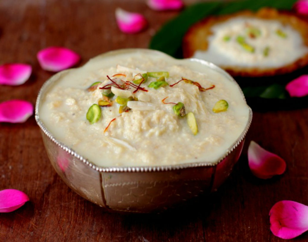 রাবড়ি: দুধ, দই, মাখনের মতো শ্রীকৃষ্ণের প্রিয় খাবার হল রাবড়ি। তাই জন্মদিনে এটা  আর বাদ যাবে কী করে৷