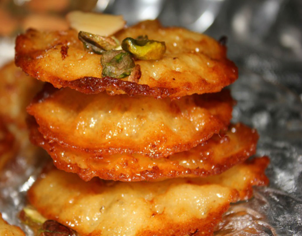 মালপোয়া:  শ্রীকৃষ্ণের প্রিয় খাবারগুলোর মধ্যে অন্যতম মালপোয়া। জন্মাষ্টমীর প্রসাদে তাই রাখতেই হবে মালপোয়া।