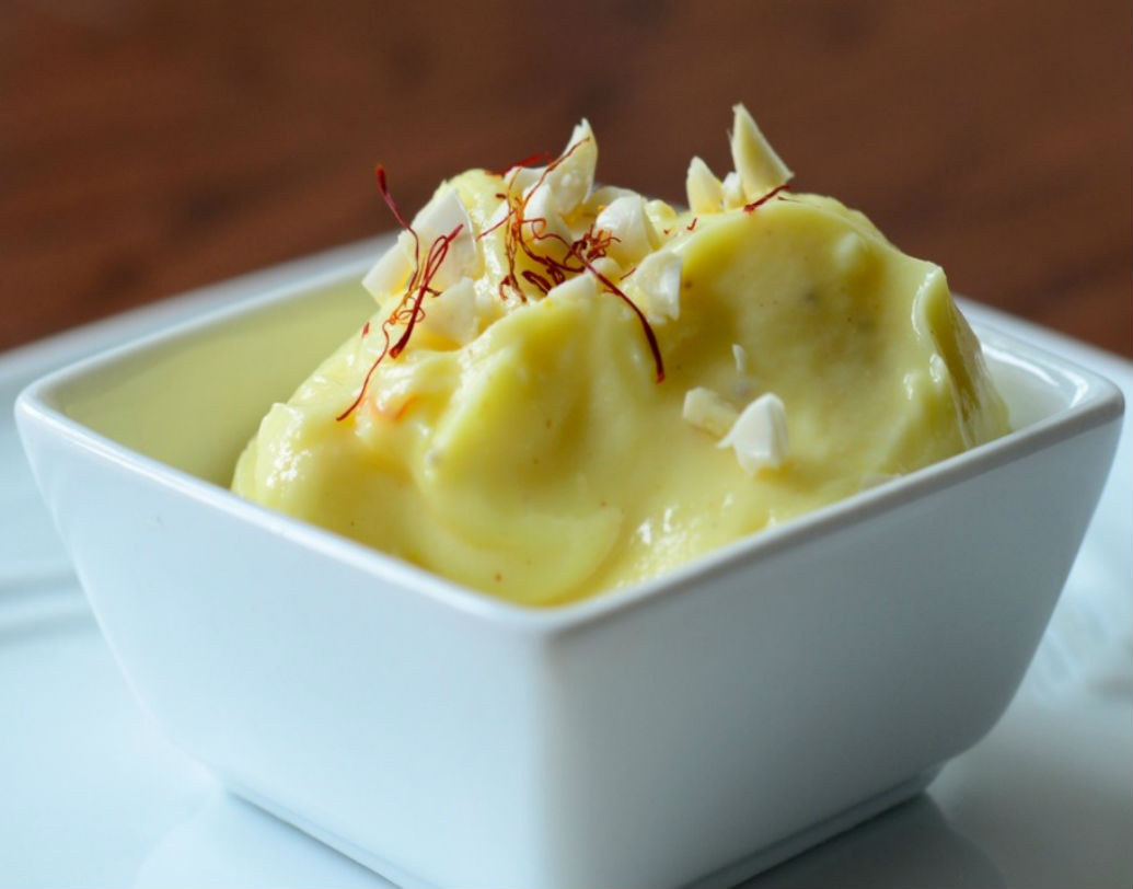 শ্রীখণ্ড: এটি দই দিয়ে তৈরি অপূর্ব এক খাবার। আমাদের রাজ্যে অবশ্য এই খাবারের তেমন চল নেই  কিন্তু ভারতের অন্যান্য রাজ্যে জন্মাষ্টমীর দিন শ্রীখণ্ড  একেবারে আবশ্যিক।