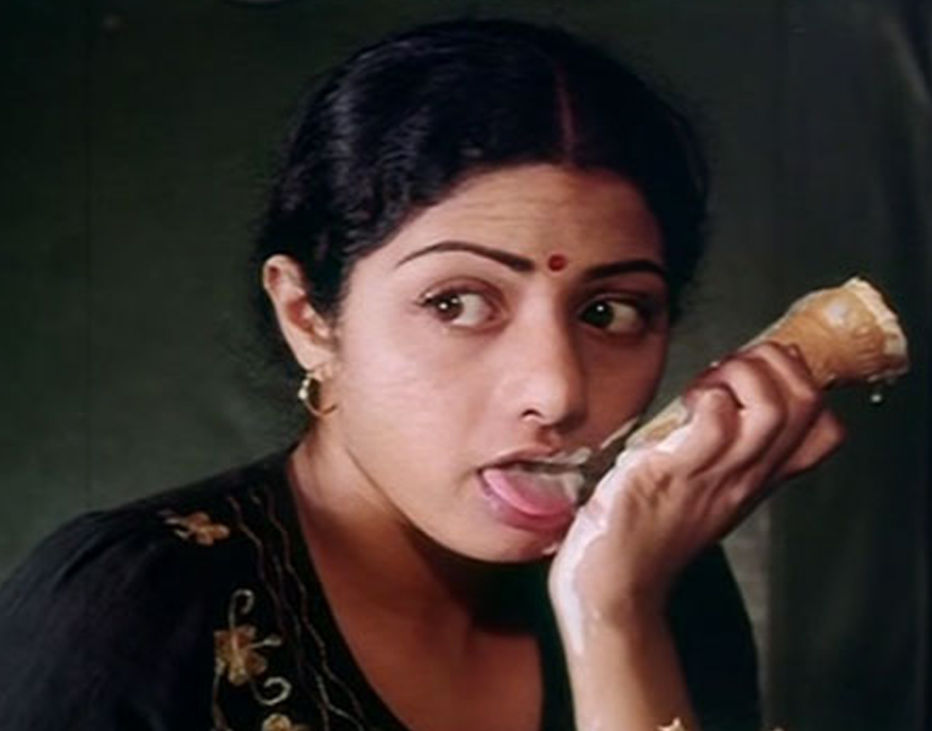 দুর্ঘটনায় মাথায় চোট পেয়ে আত্মবিস্মৃত নারী। ফিরে গিয়েছেন তাঁর শৈশবে। কমল হাসানের সঙ্গে ‘সাদমা’ ছবিতে অসাধারণ অভিনয় করেছিলেন শ্রীদেবী। নজর কেড়েছিল চেহারাও।