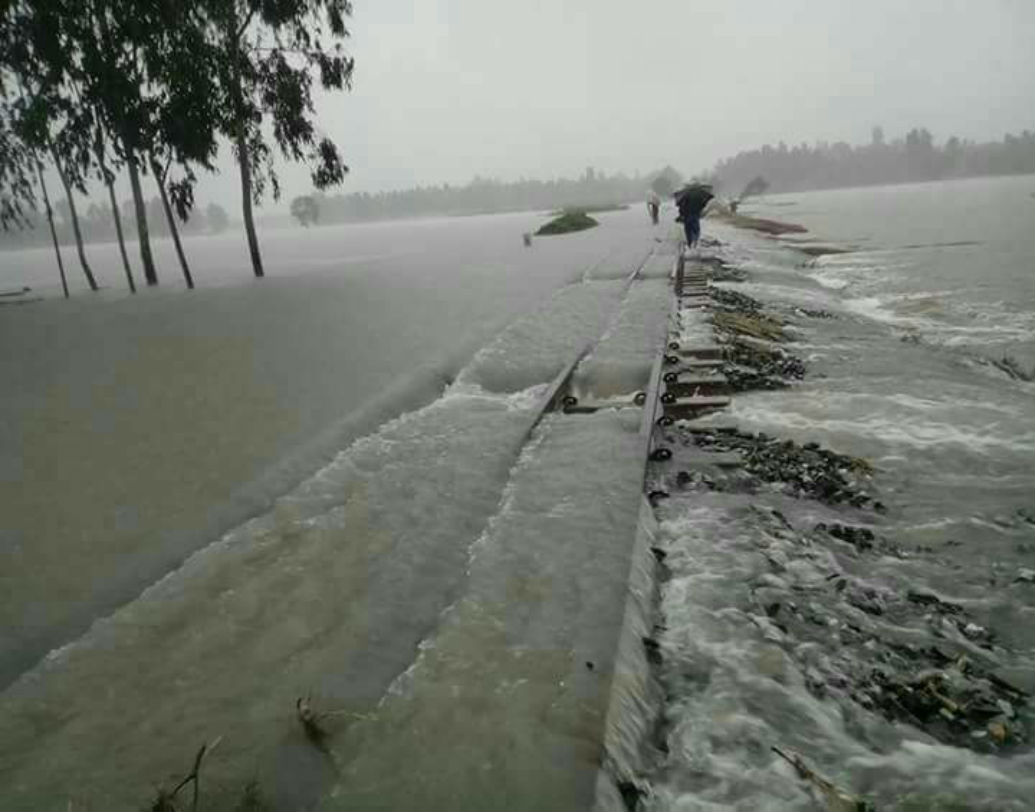 প্রবল বৃষ্টিতে কিষাণগঞ্জে রেললাইন পুরোপুরি জলের তলায়।