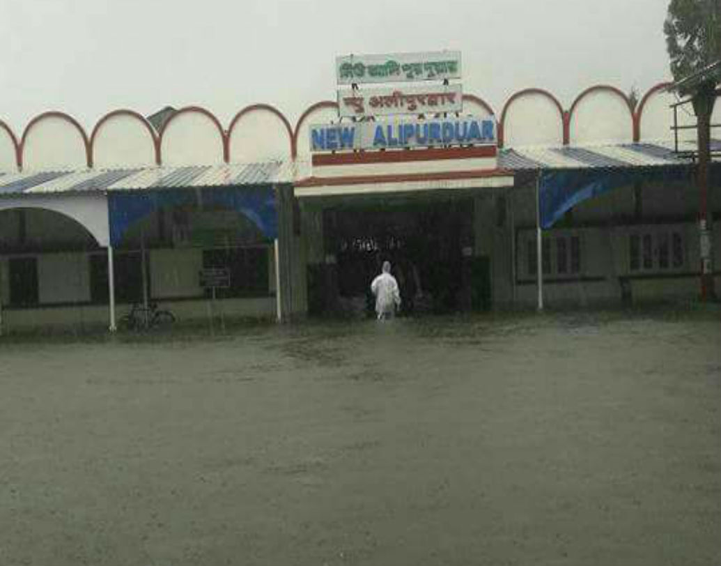 কোচবিহারের বন্যা পরিস্থিতি নিয়ে সতর্কতা জারি করেছে কেন্দ্রীয় সরকার। কোচবিহারের তুফানগঞ্জে জারি হয়েছে লাল সতর্কতা।