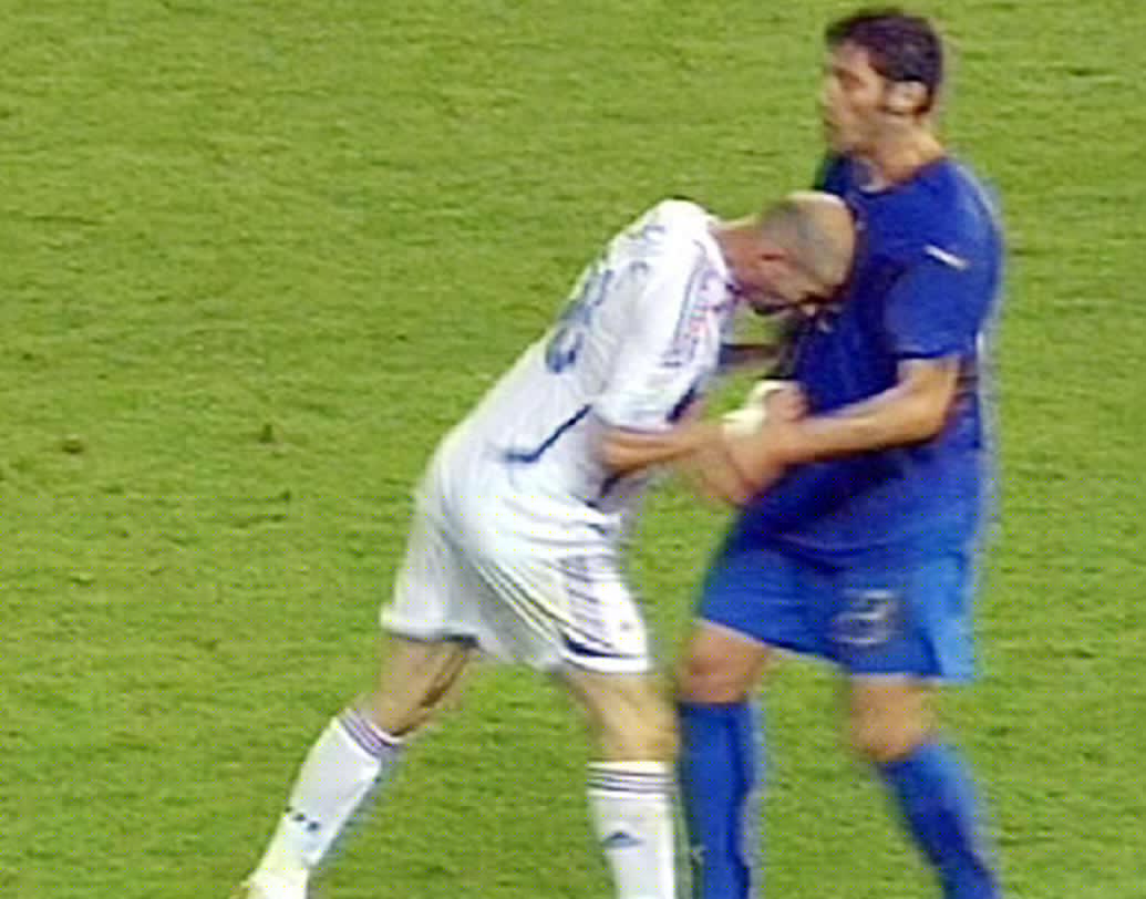 জিনেদিন জিদান: নিজের গোটা ফুটবল কেরিয়ারে একের পর এক সফল্য পেয়েছেন এই ফরাসি তারকা। কিন্তু বিদায়টা মোটেও রাজকীয় ছিল না জিদানের জন্য। ২০০৬ বিশ্বকাপের ফাইনালে ইতালিয়ান ডিফেন্ডার মার্কো মাতেরাজ্জিকে ঢুঁসো মেরে লাল কার্ড দেখে মাঠ ছারতে হয়েছিল তাঁকে।