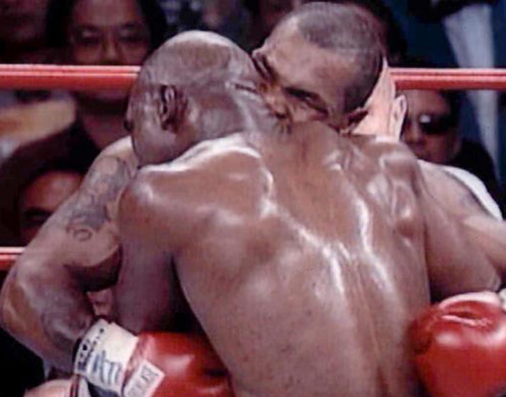 মাইক টাইসন: আধুনিক বক্সিংয়ে অন্যতম গুরুত্বপূর্ণ নাম মাইক টাইসন। কেরিয়ারে খেলেছেন ৫৮টি ফাইট। জিতেছেন ৫০টি এবং হেরেছেন ৬টি। ২টি অমীমাংশিত। কিন্তু শেষ ফাইটটা সুখের ছিল না মাইকের জন্য প্রতিপক্ষ হোলি ফিল্ডের কান কামড়ে নেওয়ায় ডিসকোয়ালিফাই করে দেওয়া হয় তাঁকে।