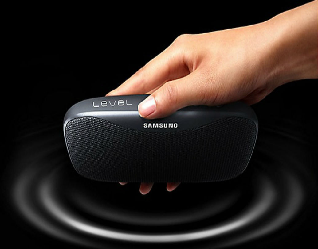 স্যামসাং লেভেল বক্স স্লিম স্পিকারের দাম নির্ধারণ করা হয়েছে ৬ হাজার ৬৯৯ টাকা। এটিতে থাকছে ২,৬০০ মিলিঅ্যাম্পেয়ার আওয়ার (এমএএইচ) ব্যাটারি। যার জেরে ৩০ ঘণ্টা ধরে কাজ করবে স্পিকারটি।