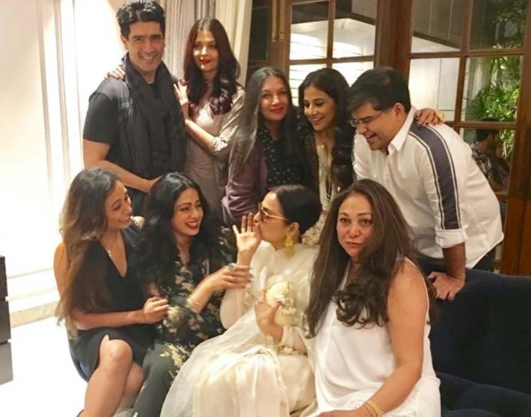 জন্মদিনের পার্টিতে হাজির ছিলেন এক ঝাঁক তারকা। হাজির ছিলেন শাবানা আজমি, রানি মুখোপাধ্যায়, বিদ্যা বালন, রেখা, কর্ণ জোহর, মনীষ মলহোত্র, টিনা অম্বানি।