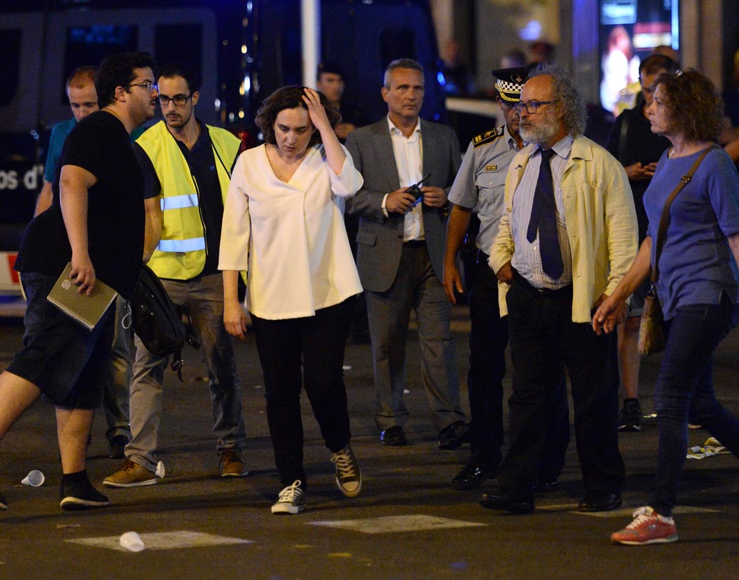 বহু পথচারীকে পিষে দিয়ে একটি রেস্তোরাঁয় ঢুকে তাণ্ডব চালায় জঙ্গিরা। সেই রাতেই লা রামব্লা হামলায় জড়িত সন্দেহে দুই সন্দেহভাজনকে গ্রেফতার করে পুলিশ। তাদের মধ্যে একজন স্প্যানিশ এবং অন্য জন মরোক্কান। ছবি: এএফপি