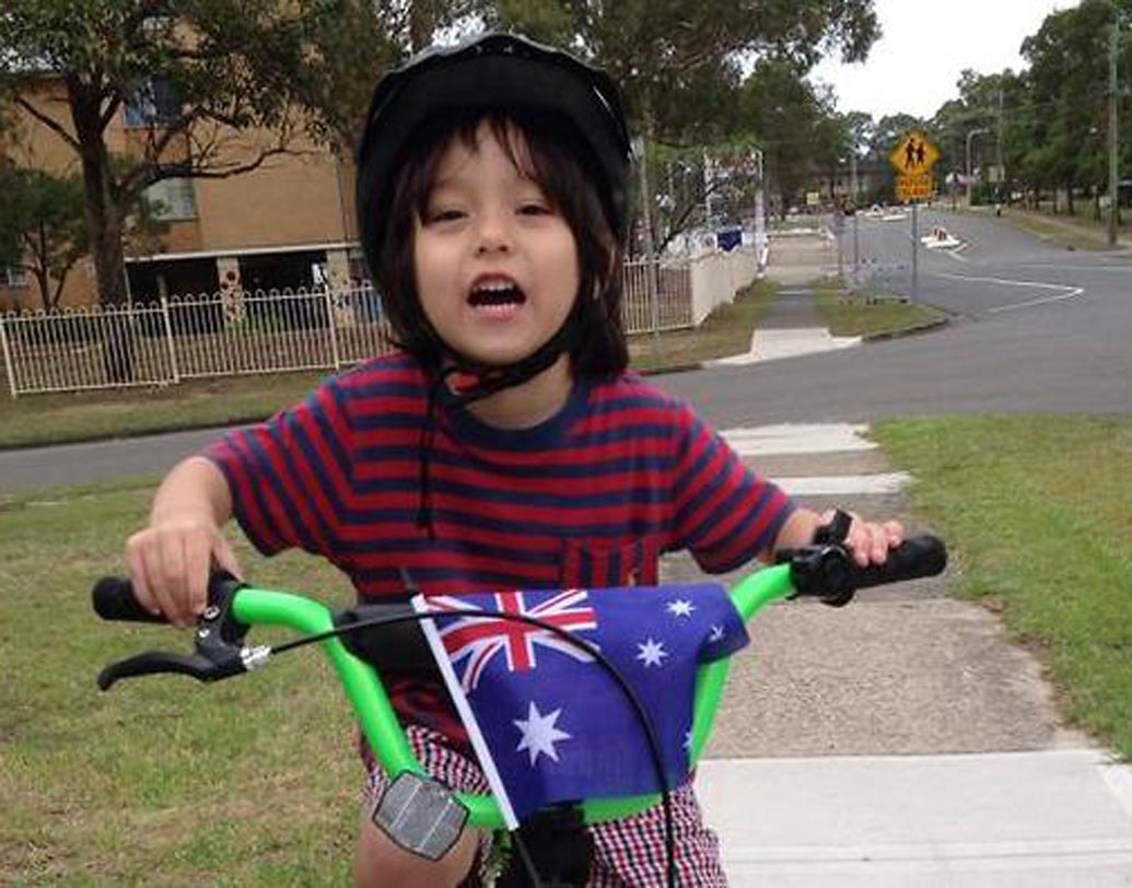 হামলার পর মুহূর্তে বদলে যায় চেনা শহরের ছবি। বাচ্চাদের হারিয়ে  তখন চিৎকার করছেন মায়েরা। হারিয়ে গিয়েছে এই সাত বছরের শিশু জুলিয়ান ক্যাডম্যানও। ছবি: ফেসবুকের সৌজন্যে।