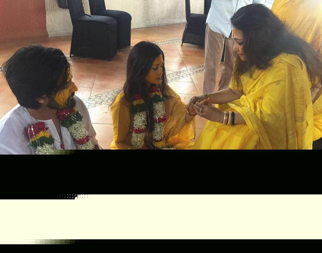 গায়ে হলুদের সময় রিয়াকে গয়না পরিয়ে দিচ্ছেন মা মুনমুন। ছবি: রাইমা সেনের ফেসবুক পেজের সৌজন্যে।