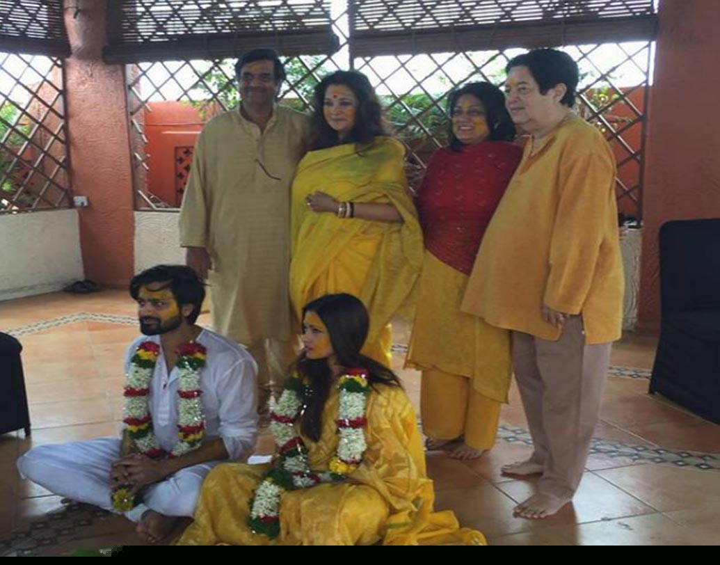 গায়ে হলুদের অনুষ্ঠানে বাবা-মায়ের সঙ্গে রিয়া-শিবম। ছবি: রাইমা সেনের ফেসবুক পেজের সৌজন্যে।