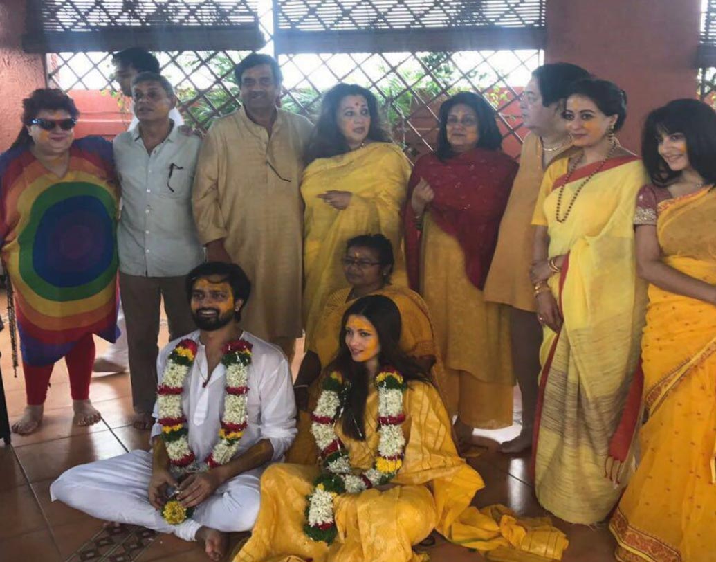 ঘনিষ্ঠ আত্মীয়দের সঙ্গে রিয়া ও শিবম। রয়েছেন ভরত দেববর্মা, মুনমুন সেন, রাইমা সেন। ছবি: রাইমা সেনের ফেসবুক পেজের সৌজন্যে।