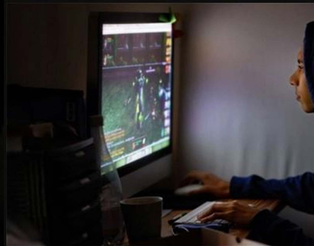 কেন্দ্রীয় গোয়েন্দা সূত্রের খবর, ব্লু হোয়েল চ্যালেঞ্জ আদতে সফ্টওয়ার, অ্যাপ্লিকেশন কিংবা গেম কোনওটাই নয়। এটি সোশ্যাল মিডিয়া নির্ভর একটি খেলা।