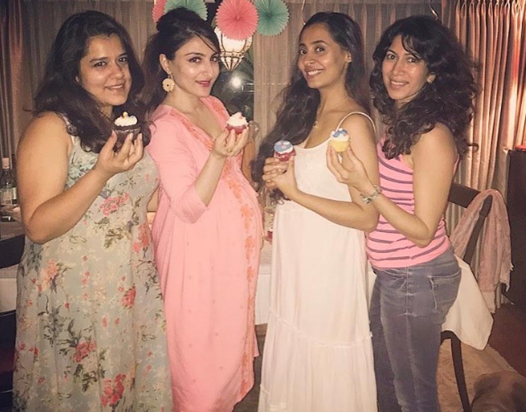 পার্টিতে সোহার পছন্দের খাবারের আয়োজন হয়েছে বলে বলি সূত্রের খবর।