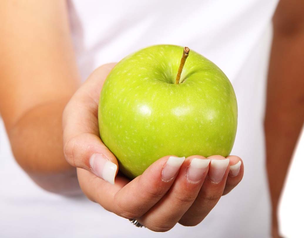 অ্যাপল ট্রিক: খিদে পেলে নিজেকে প্রশ্ন করুন আপেল খেতে ইচ্ছা হচ্ছে কিনা। যদি ইচ্ছা হয় তা হলে আপেল খান। যদি খেতে ইচ্ছা না হয় এক গ্লাস জল খেয়ে নিন। অনেক সময়ই জল খেলে খাওয়ার ইচ্ছা চলে যায়।