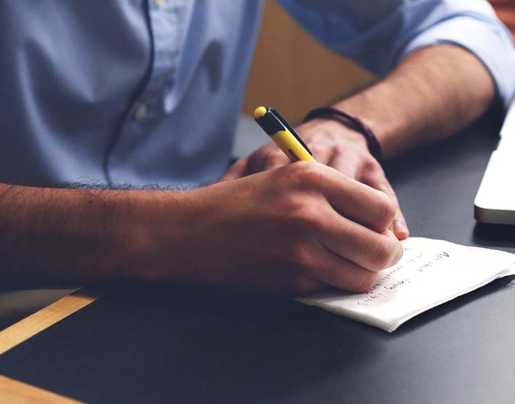 ব্যস্ত: খাই খাই মাথায় চেপে বসতে দেবেন না। খেতে ইচ্ছা হলেই কী করবেন তার একটা তালিকা তৈরি করে রাখুন। যখনই মন খাই খাই করবে তখনই সেই সব কাজে নিজেকে ব্যস্ত রাখুন।