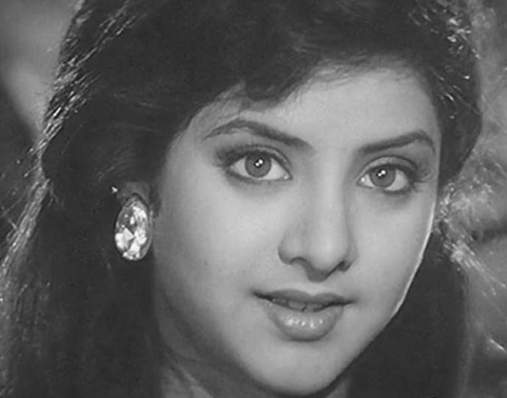 মাত্র ১৯ বছর বয়সে মর্মান্তিক মৃত্যু। ১৯৯৩ সালের ৫ এপ্রিল মৃত্যু হয় দিব্যা ভারতীর। তবে মৃত্যুর কারণ আজও রহস্য।