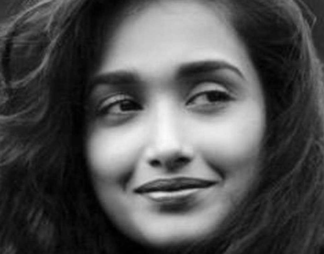 ২০১৩-য় আত্মঘাতী হন অভিনেত্রী জিয়া খান। মাত্র ২৫ বছর বয়সে মারা যান অভিনেত্রী।