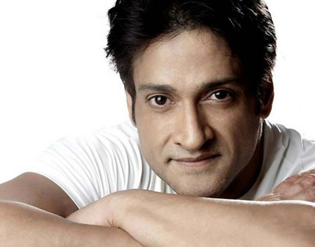 চলতি বছর ২৭ জুলাই হৃদরোগে আক্রান্ত হয়ে মৃত্যু হয় বলিউড অভিনেতা ইন্দ্র কুমারের। মৃত্যুকালে ইন্দ্রর বয়স হয়েছিল ৪৩ বছর।