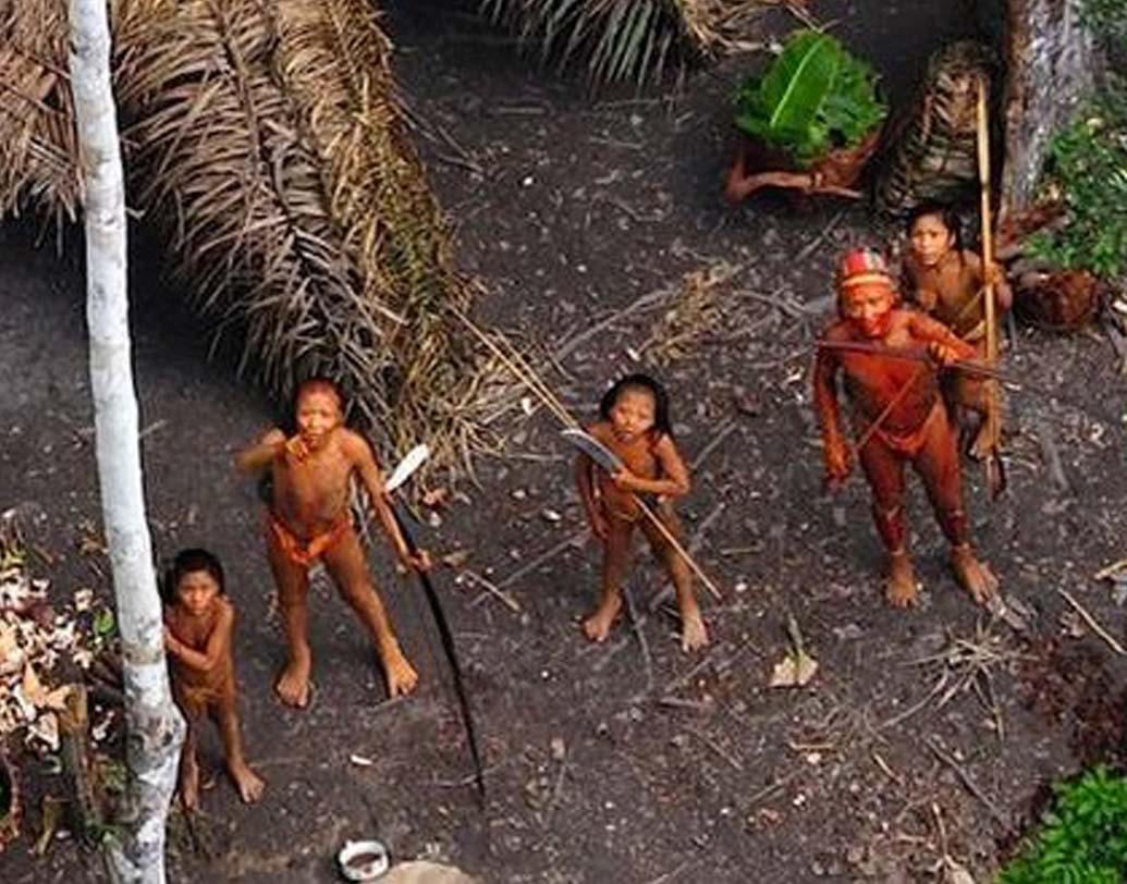 এখানকার উত্তর সেন্টিনেল দ্বীপে বিশ্বের বিচ্ছিন্নতম প্যালিওলিথিক উপজাতিরা থাকেন। বর্তমানে এঁদের সংখ্যা তিনশোর আশেপাশে।