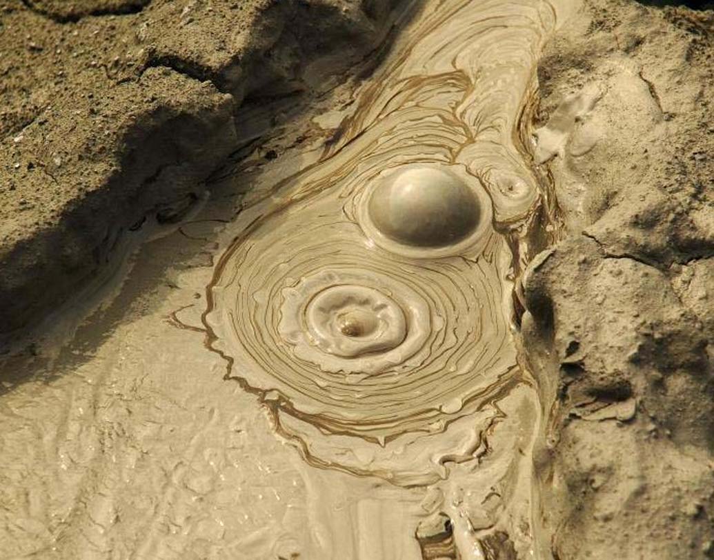 আন্দামানের বারাটাঙ্গ ভারতের একমাত্র এলাকা যেখানে কাদার আগ্নেয়গিরি রয়েছে।