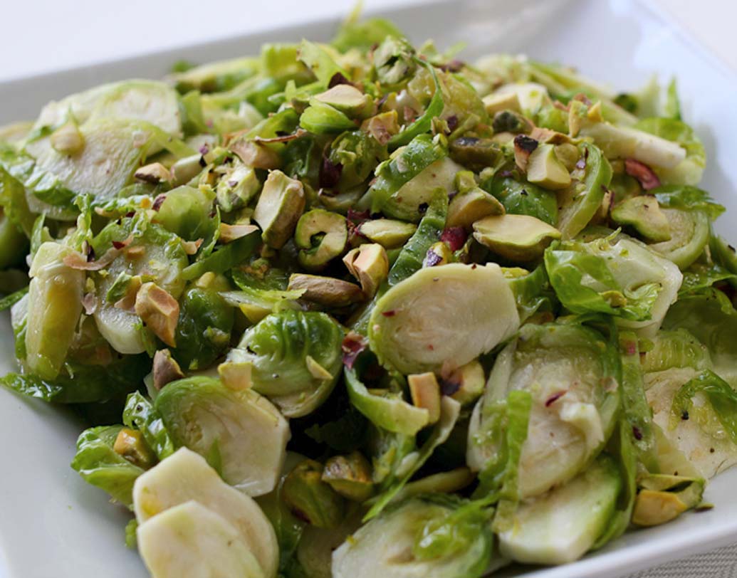 অ্যান্টিঅক্সিড্যান্ট: পেস্তার মধ্যে থাকে দুটি প্রয়োজনীয় অ্যান্টিঅক্সিড্যান্ট পলিফেনল ও টোকোফেরল। অন্যান্য বাদামের তুলনায় পেস্তায় অ্যান্টিঅক্সিড্যান্টের মাত্রা বেশি থাকায় দৃষ্টিশক্তি ভাল রাখতেও উপকারি পেস্তা।