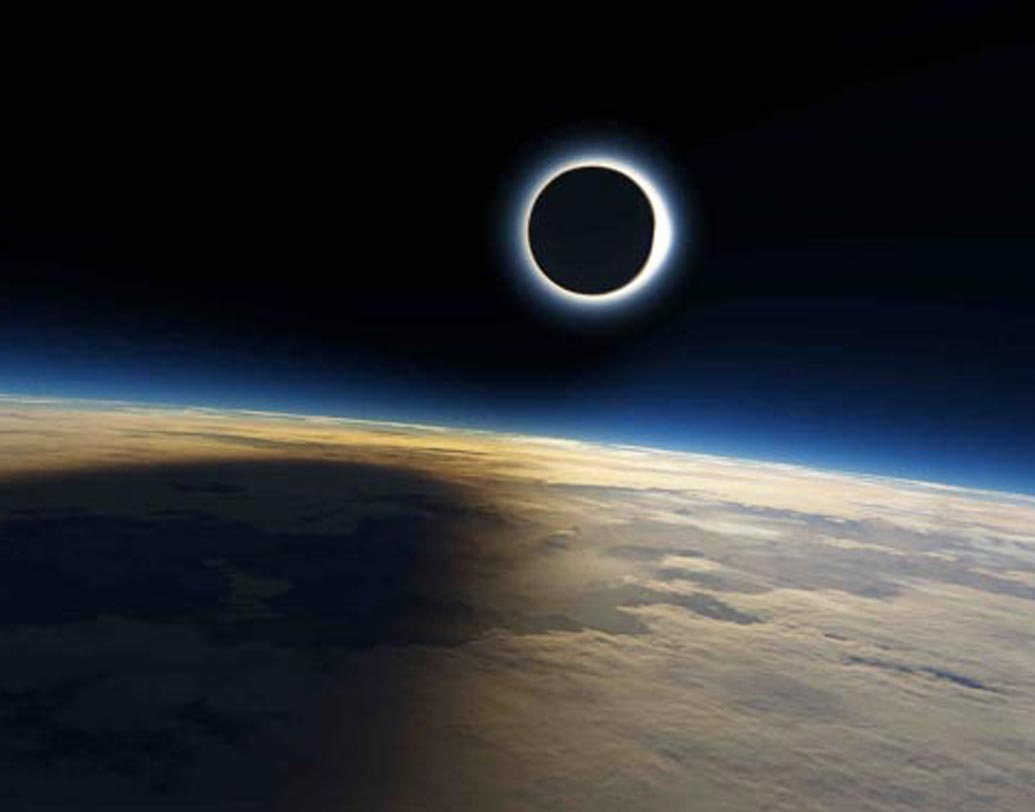 শনি বৃহস্পতির মত অত বড় নয়, এর ভর পৃথিবীর মাত্র ৯৫ গুণ। শনির রয়েছে ৬২টি চাঁদ। শনি থেকে সূর্যগ্রহণের একটি দৃশ্য।