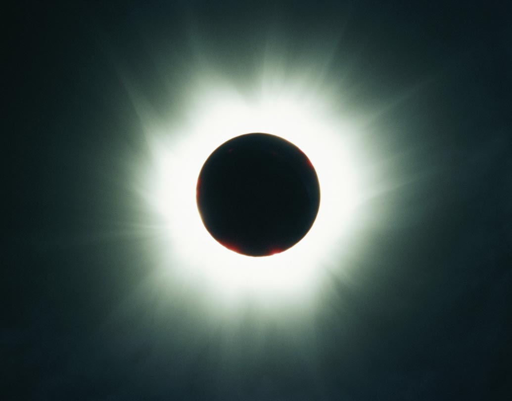 ইউরেনাসের ভর পৃথিবীর ১৪ গুণ। এর জানা উপগ্রহের সংখ্যা ২৭টি। যার মধ্যে সবচেয়ে বড় টাইটানিয়া, ওবেরন, আমব্রিয়েল, এরিয়েল ও মিরান্ডা। ইউরেনাস থেকে সূর্যগ্রহণের একটি দৃশ্য।