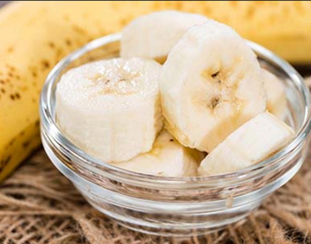 কলা: একটা ডিমের বদলে ১/৪ কাপ স্ম্যাসড্ কলাও রান্নায় ব্যবহার করতে পারেন।