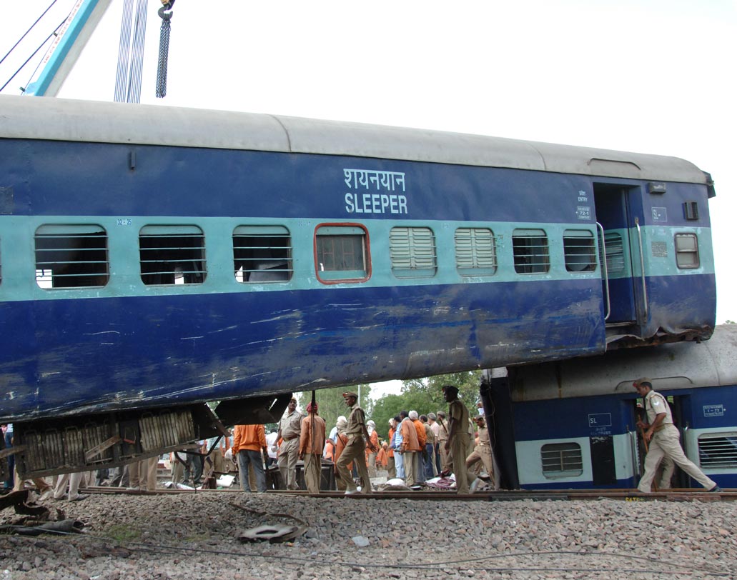 ২০১৫ সালের ১২ সেপ্টেম্বর কালকা থেকে সিমলা যাওয়ার পথে লাইনচ্যুত হয়ে যায় ‘‌শিবালিক কুইন’‌ নামের একটি চার্টার্ড ট্রেন। ৩৬ জন ব্রিটিশ পর্যটক ও একজন ট্যুর গাইডকে নিয়ে রওনা দিয়েছিল ট্রেনটি। দুর্ঘটনায় তাঁদের মধ্যে দু’‌জনের মৃত্যু হয়। আহত হন ১৫ জন।
