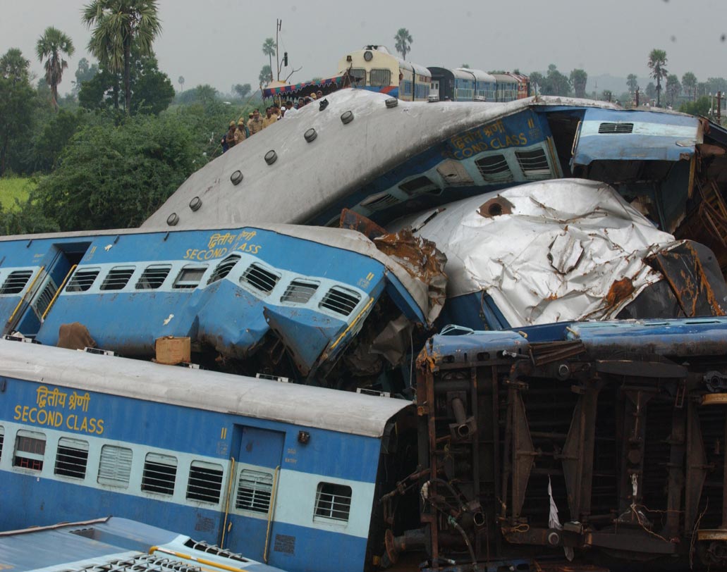 এর আগে ২০১৫-র ১৩ ফেব্রুয়ারি বেঙ্গালুরুর কাছে লাইনচ্যুত হয়ে যায় বেঙ্গালুরু–এরনাকুলাম ইন্টারসিটি এক্সপ্রেসের ৯টি কামরা। দুর্ঘটনায় প্রাণ হারান ১০ জন যাত্রী। জখম হন প্রায় দেড়শো জন।