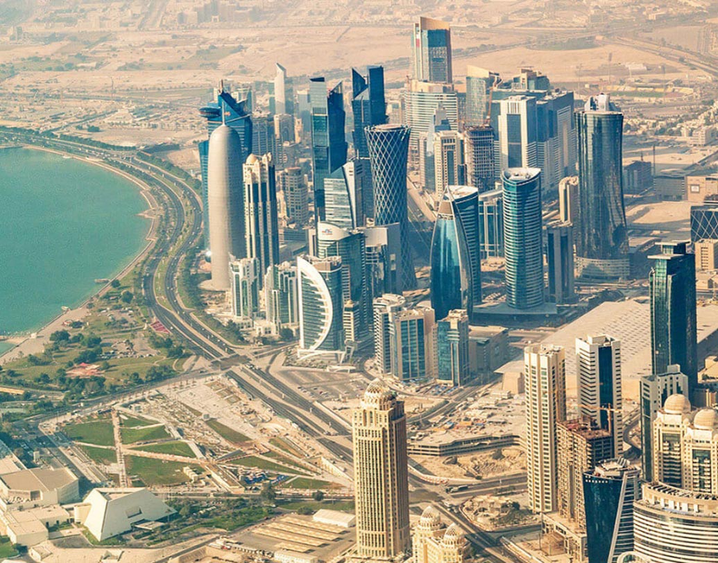 কাতার: মাথা পিছু আয়ের বিচারে কাতার বিশ্বের সবচেয়ে ধনী দেশ। ব্যক্তিগত আয়কর এই দেশেও লাগে না। তার বদলে সামাজিক সুরক্ষার জন্য কর দিতে হয়।