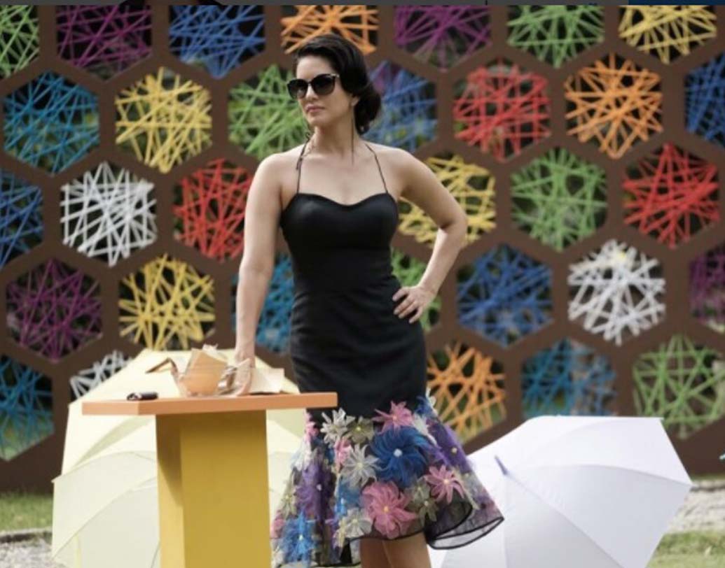 কালো নি-লেন্থ ফ্রক। নীচে ফ্লোলার প্রিন্ট। ফ্রেশ অ্যান্ড বিউটিফুল।