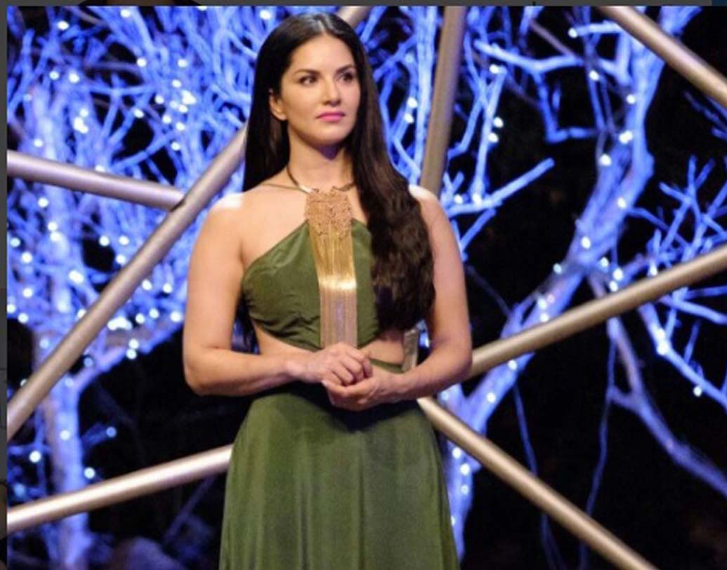 বটল গ্রিন লং ড্রেস। গলায় ভারী অ্যান্টিক গয়না।