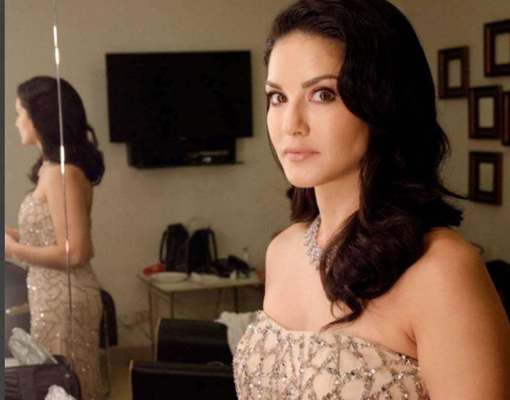 স্বামীর সঙ্গে একটি পুরস্কার বিতরণী অনুষ্ঠানে যাওয়ার আগে। হালকা সোনালী স্টাডেড গাউনে সুন্দরী।