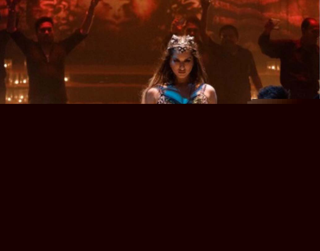 সঞ্জয় দত্তের ‘ভূমি’ ছবির একটি গানের শুটিংয়ের সময়।