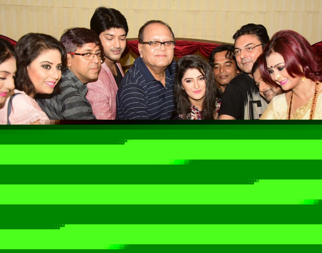 বৃহস্পতিবার ‘জড়োয়ার ঝুমকো’-র  সেটেই এক বছর পূর্ণ হওয়ায় সেলিব্রেশনে মাতলেন কলাকুশলীরা। ছবি: অনির্বাণ সাহা।