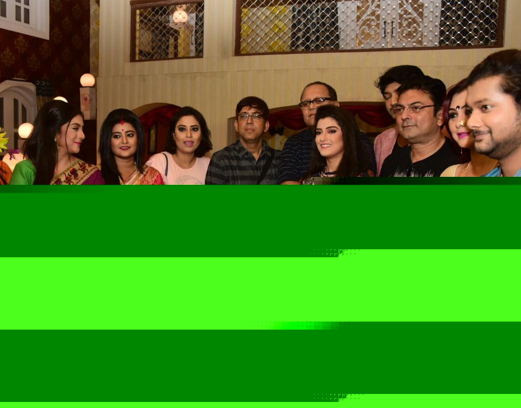 কখনও ভালবেসে শ্বশুরবাড়ির মানুষদের ভালবাসা পেয়েছে মেয়েটি। কখনও বা কড়া হাতে অন্যায়ের বিরুদ্ধে রুখে দাঁড়িয়েছে ঝুমকো। ছবি: অনির্বাণ সাহা।