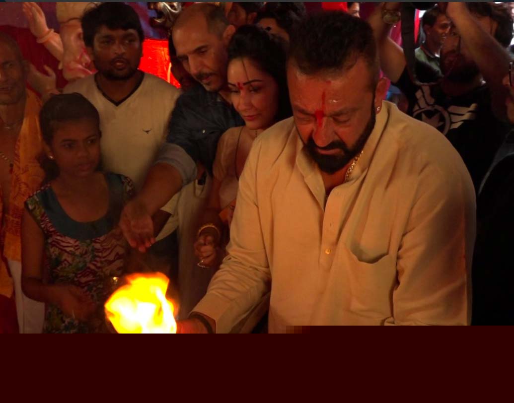 স্ত্রী মান্যতার সঙ্গে পুজোর আরতি করছেন সঞ্জয় দত্ত। শুক্রবারও অংশ নেবেন পুজোয়। এ বার ধুমধাম করে হচ্ছে গণেশ পুজো।